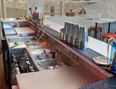 So sánh quầy pha chế inox và quầy gỗ – Nên chọn loại nào cho quán?